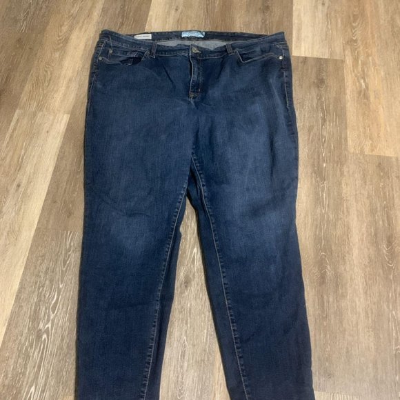 Torrid / 24 / Curvy Skinny Jeans - Picture 2 of 14